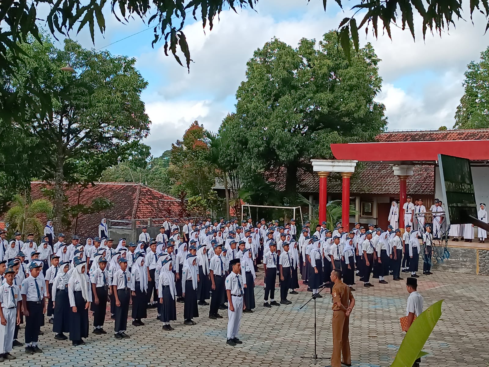 Upacara bendera hari Senin